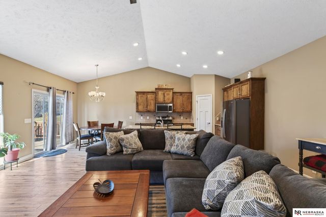 2542 N 137th Street, Omaha, NE 68164