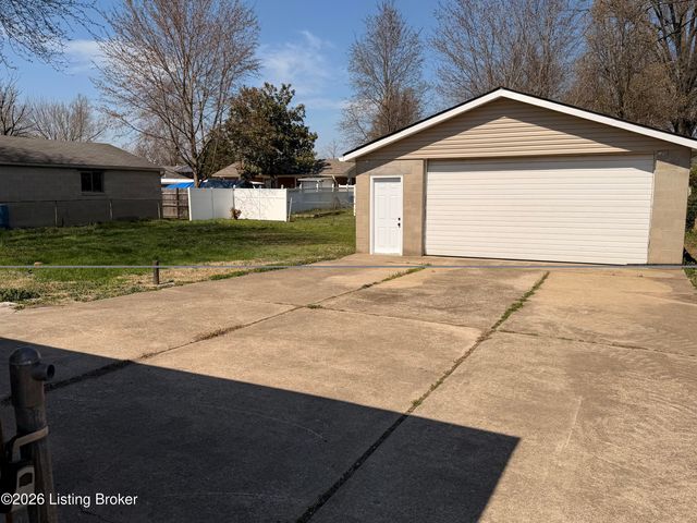 6413 South Dr, Louisville, KY 40272