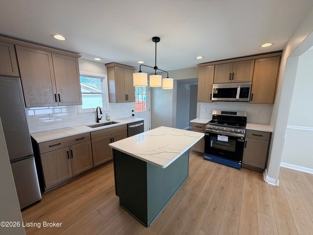 6413 South Dr, Louisville, KY 40272