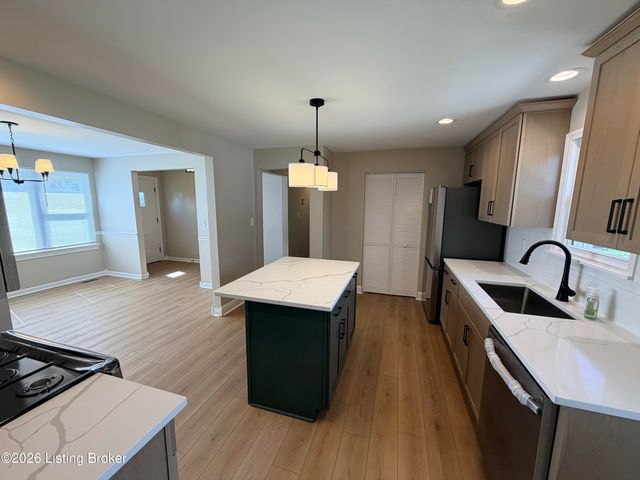 6413 South Dr, Louisville, KY 40272