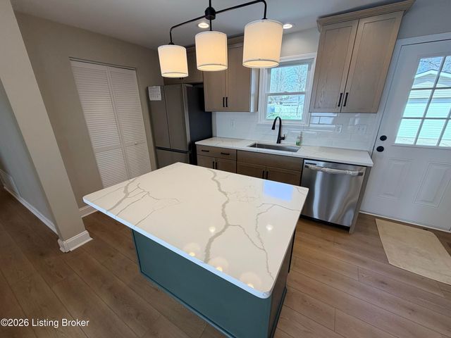 6413 South Dr, Louisville, KY 40272