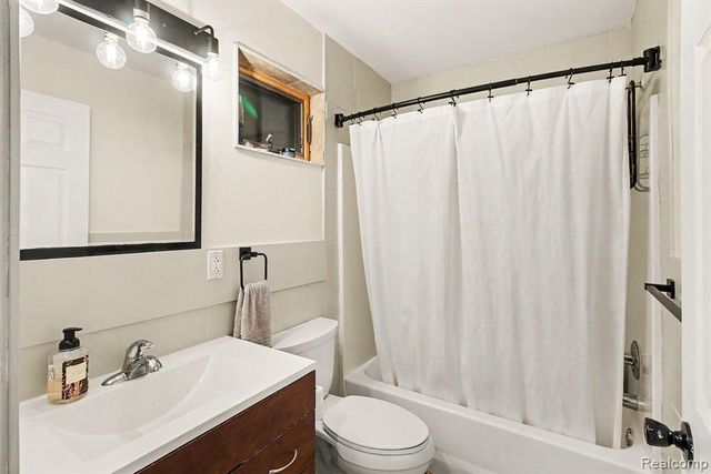 4375 Skinner Lake Road, Lapeer, MI 48446