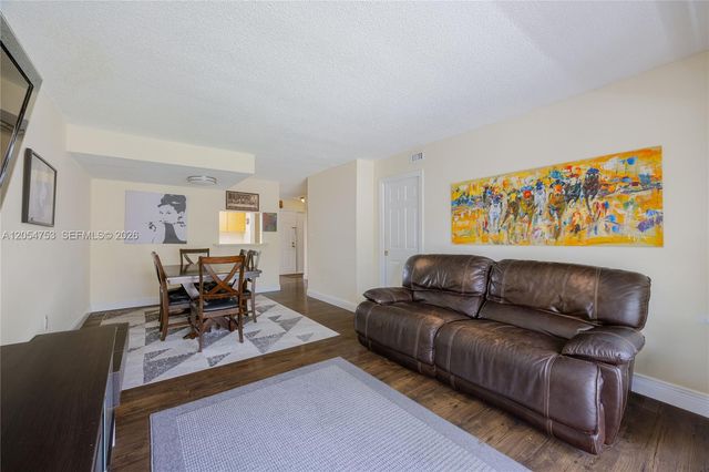 9365 Fontainebleau Blvd E205, Miami, FL 33172