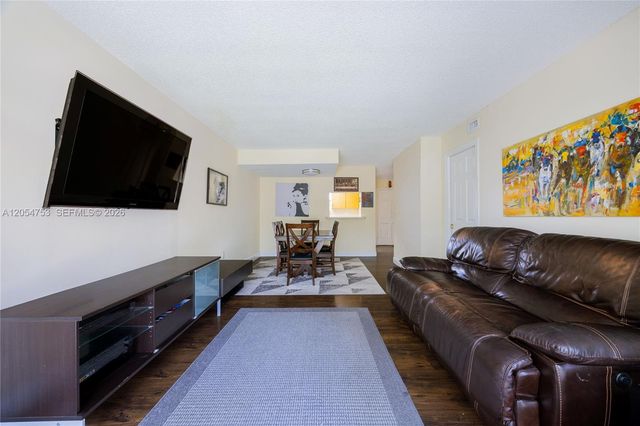 9365 Fontainebleau Blvd E205, Miami, FL 33172