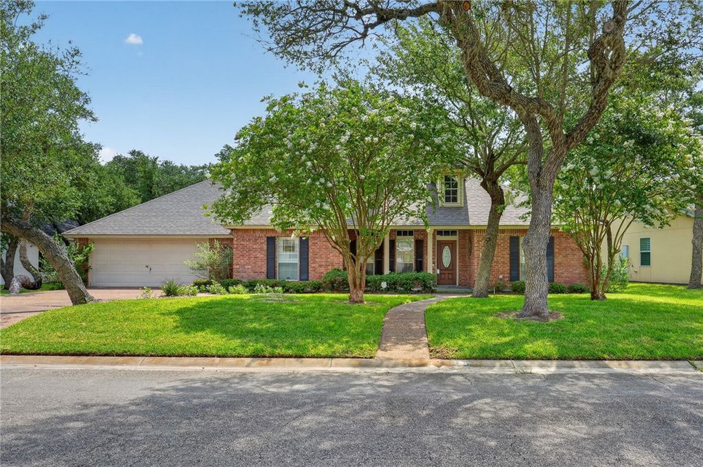 204 Champions Dr, Rockport, TX 78382 — exterior