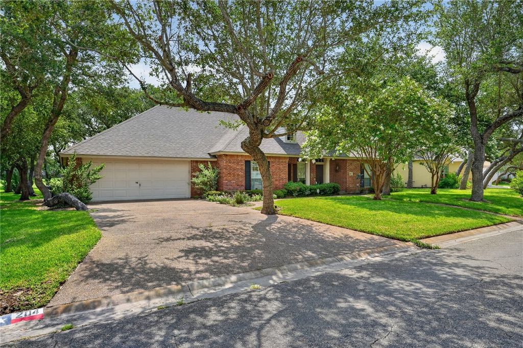 204 Champions Dr, Rockport, TX 78382 — photo 2