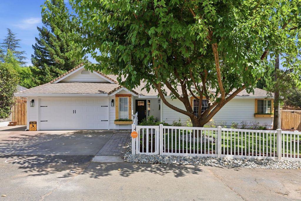 2271 Penryn Rd, Penryn, CA 95663