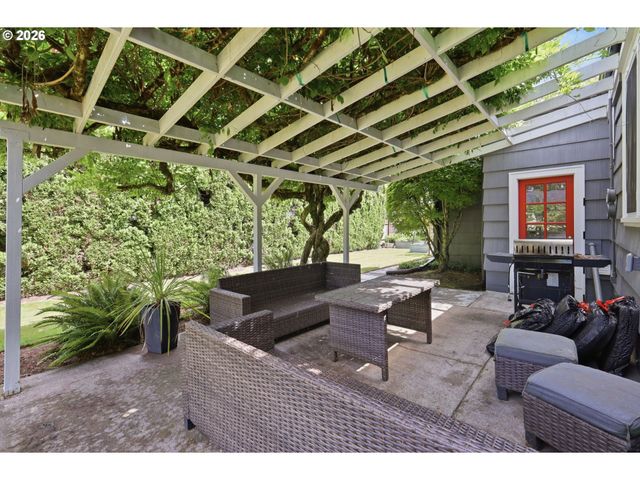 2290 SANDY Dr, Eugene, OR 97401