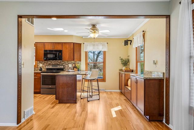 S74W32610 Twin Oaks COURT, Mukwonago, WI 53149