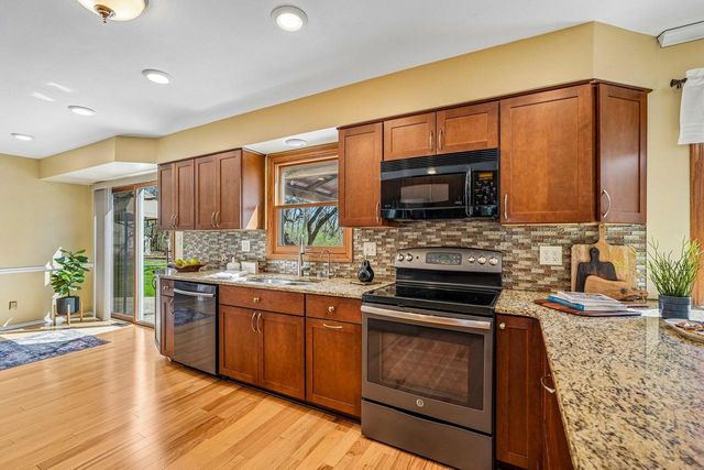 S74W32610 Twin Oaks COURT, Mukwonago, WI 53149