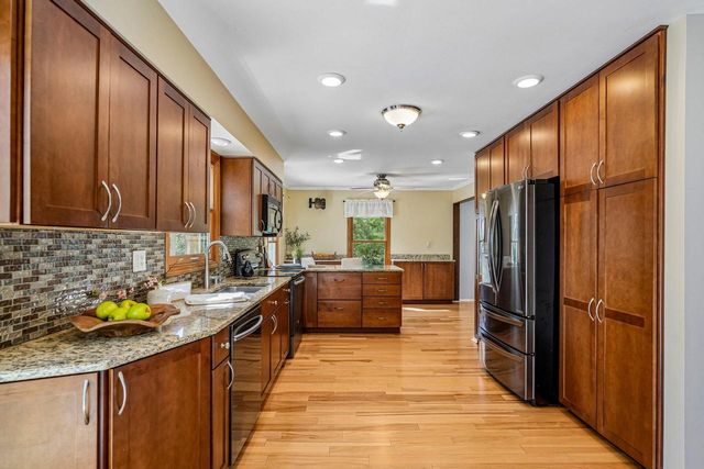 S74W32610 Twin Oaks COURT, Mukwonago, WI 53149