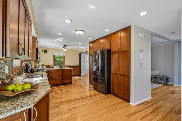 S74W32610 Twin Oaks COURT, Mukwonago, WI 53149