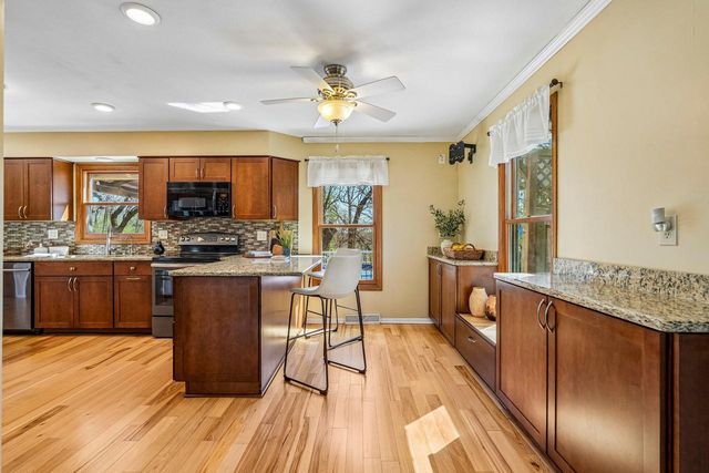 S74W32610 Twin Oaks COURT, Mukwonago, WI 53149