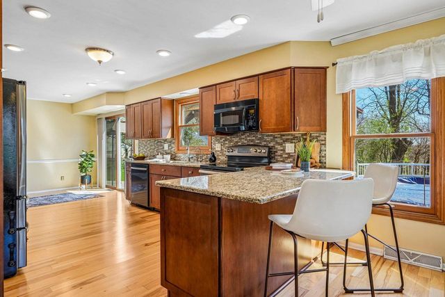 S74W32610 Twin Oaks COURT, Mukwonago, WI 53149