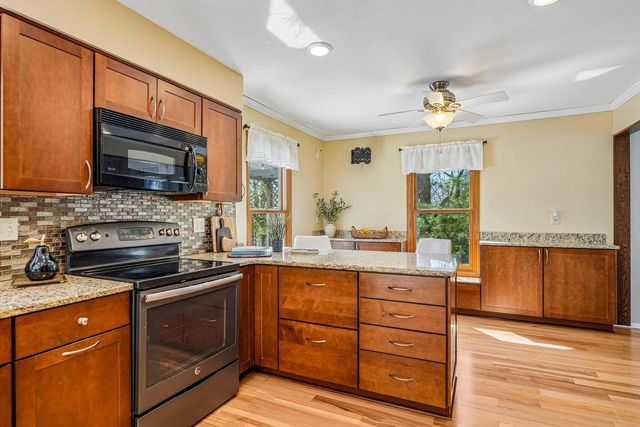 S74W32610 Twin Oaks COURT, Mukwonago, WI 53149