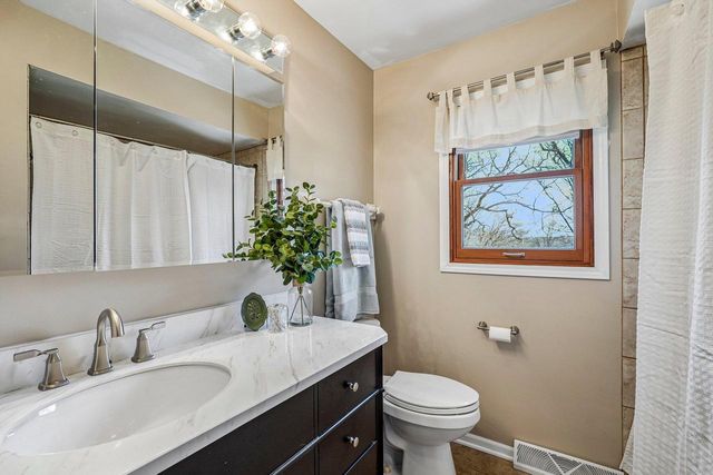 S74W32610 Twin Oaks COURT, Mukwonago, WI 53149