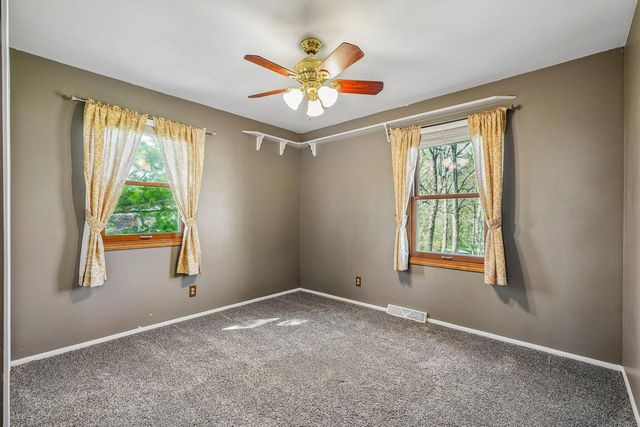 S74W32610 Twin Oaks COURT, Mukwonago, WI 53149
