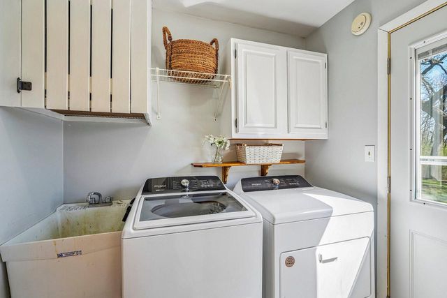 S74W32610 Twin Oaks COURT, Mukwonago, WI 53149