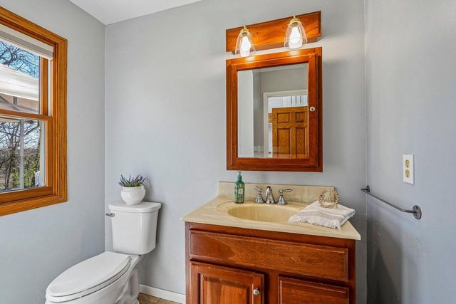 S74W32610 Twin Oaks COURT, Mukwonago, WI 53149