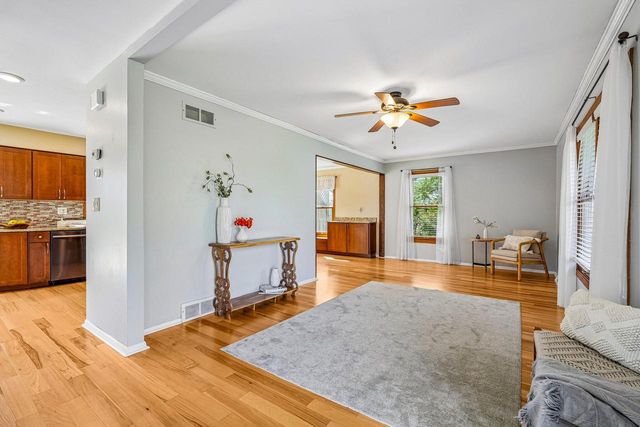 S74W32610 Twin Oaks COURT, Mukwonago, WI 53149