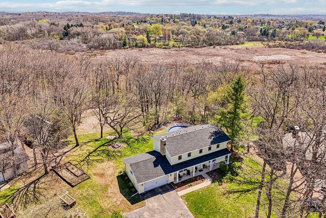 S74W32610 Twin Oaks COURT, Mukwonago, WI 53149