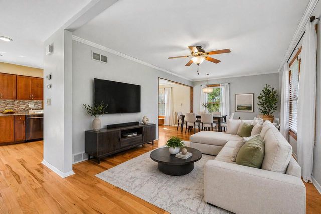 S74W32610 Twin Oaks COURT, Mukwonago, WI 53149