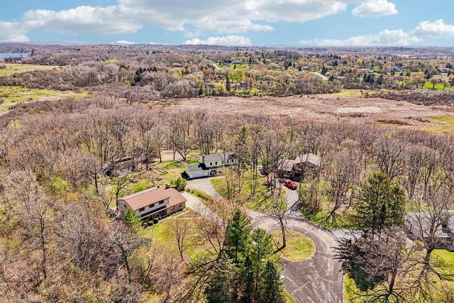 S74W32610 Twin Oaks COURT, Mukwonago, WI 53149