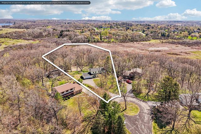 S74W32610 Twin Oaks COURT, Mukwonago, WI 53149