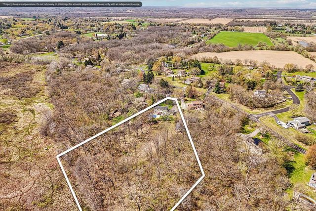 S74W32610 Twin Oaks COURT, Mukwonago, WI 53149