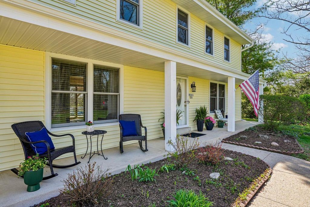 S74W32610 Twin Oaks COURT, Mukwonago, WI 53149