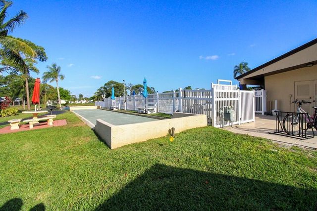 407 Pine Glen Lane C-1, Greenacres, FL 33463