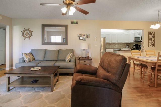 407 Pine Glen Lane C-1, Greenacres, FL 33463