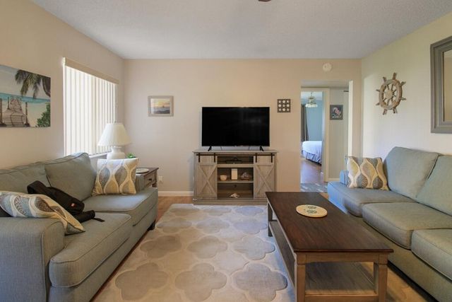 407 Pine Glen Lane C-1, Greenacres, FL 33463