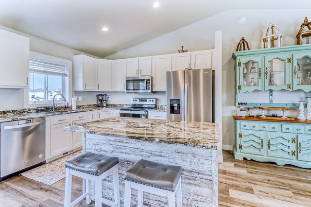 6879 67th Street S, Horace, ND 58047