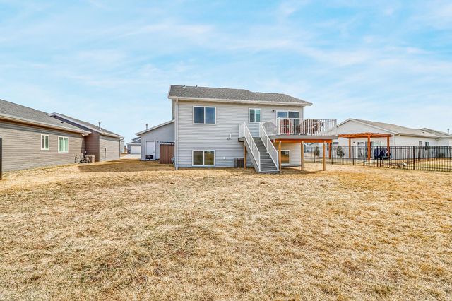6879 67th Street S, Horace, ND 58047