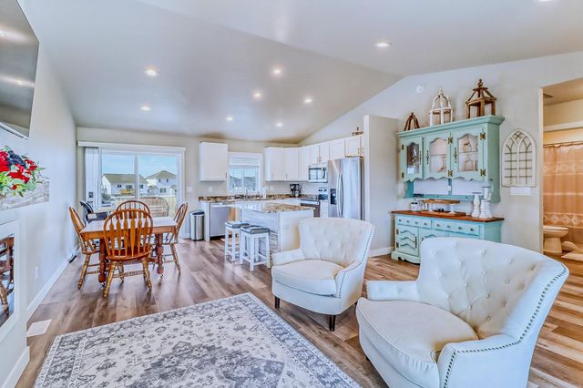 6879 67th Street S, Horace, ND 58047