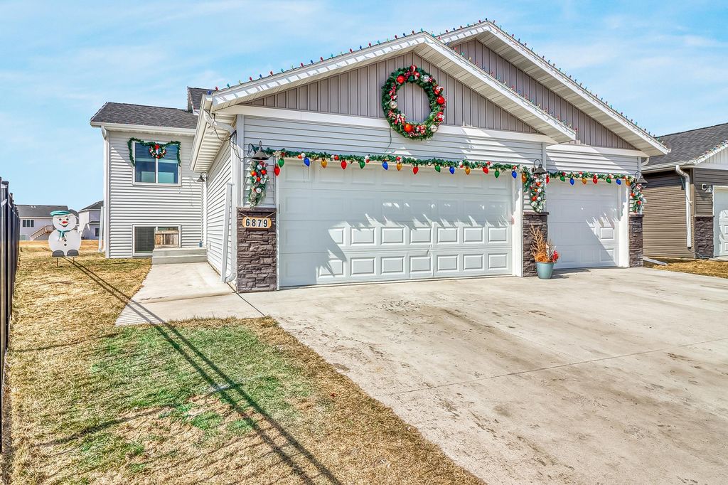 6879 67th Street S, Horace, ND 58047