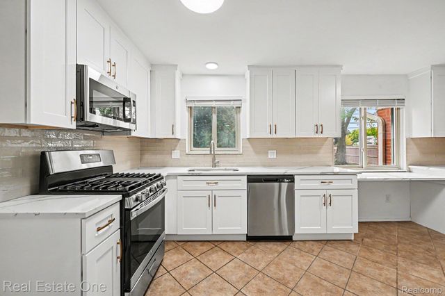 2320 Greensboro Drive, Troy, MI 48085
