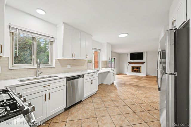 2320 Greensboro Drive, Troy, MI 48085