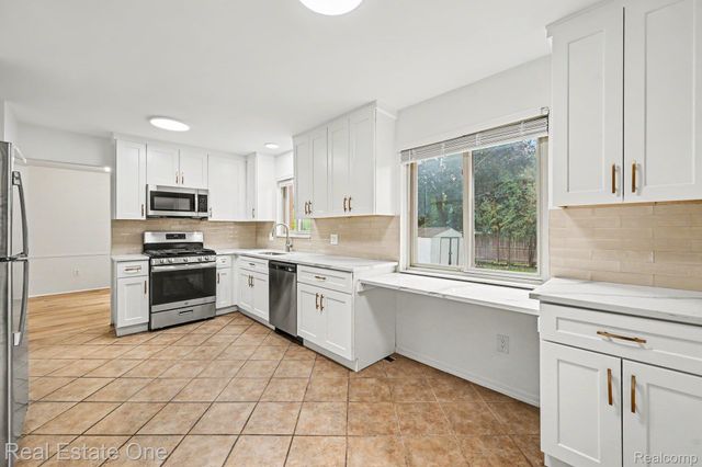 2320 Greensboro Drive, Troy, MI 48085
