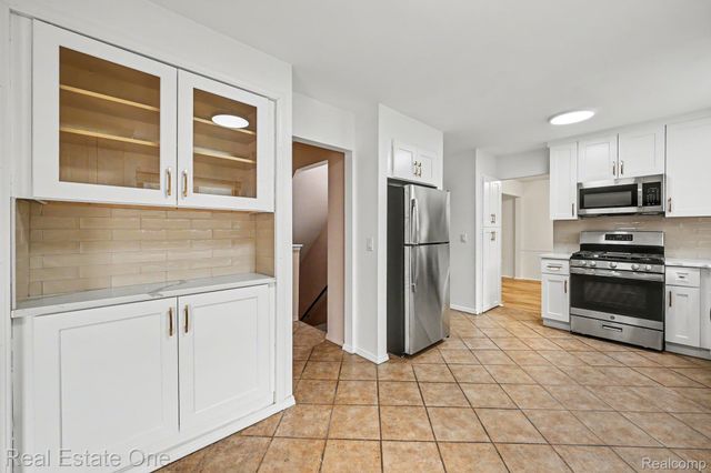 2320 Greensboro Drive, Troy, MI 48085