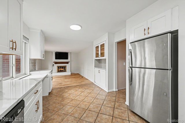 2320 Greensboro Drive, Troy, MI 48085