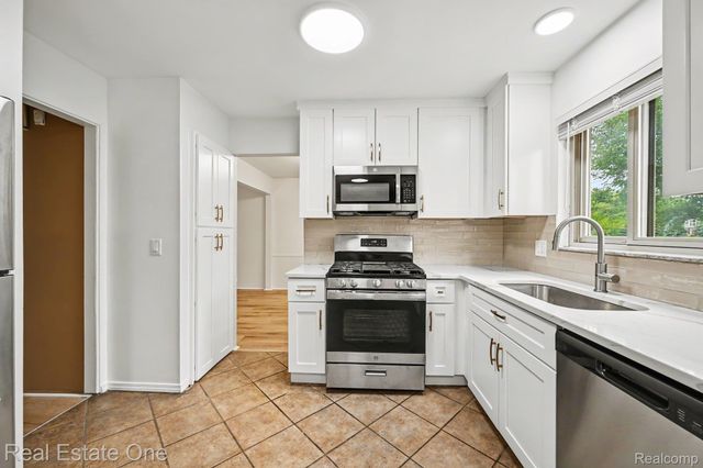 2320 Greensboro Drive, Troy, MI 48085