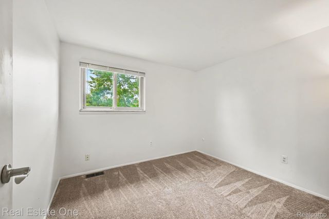 2320 Greensboro Drive, Troy, MI 48085