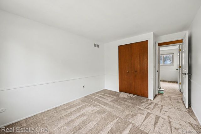 2320 Greensboro Drive, Troy, MI 48085