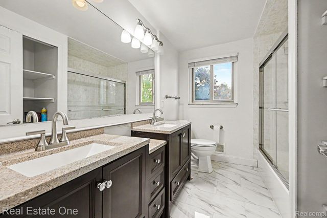 2320 Greensboro Drive, Troy, MI 48085