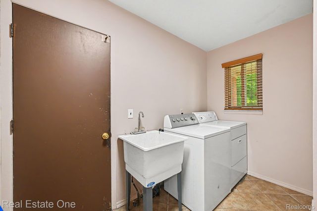 2320 Greensboro Drive, Troy, MI 48085