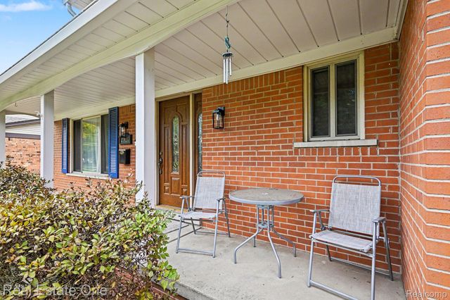 2320 Greensboro Drive, Troy, MI 48085