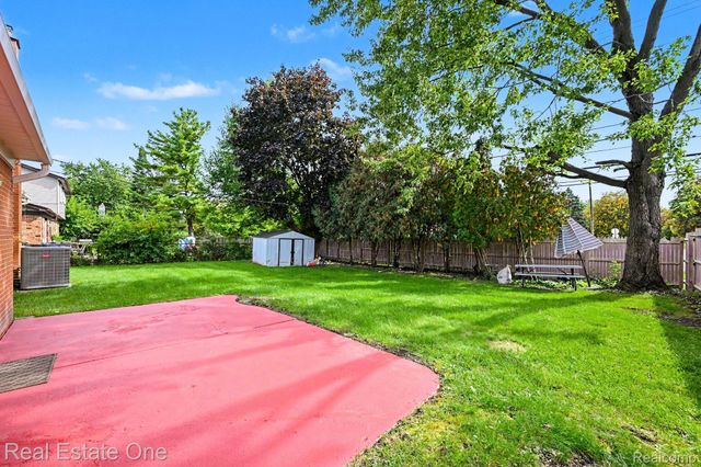 2320 Greensboro Drive, Troy, MI 48085