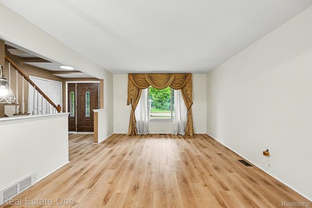 2320 Greensboro Drive, Troy, MI 48085
